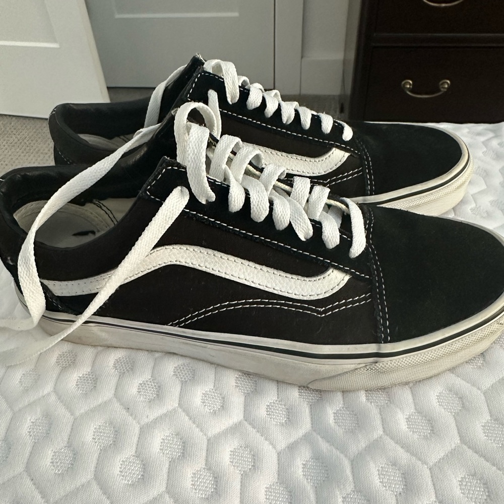 Vans Women’s Old Skool Black and White Sneakers Size 8.5 - Picture 2 of 5